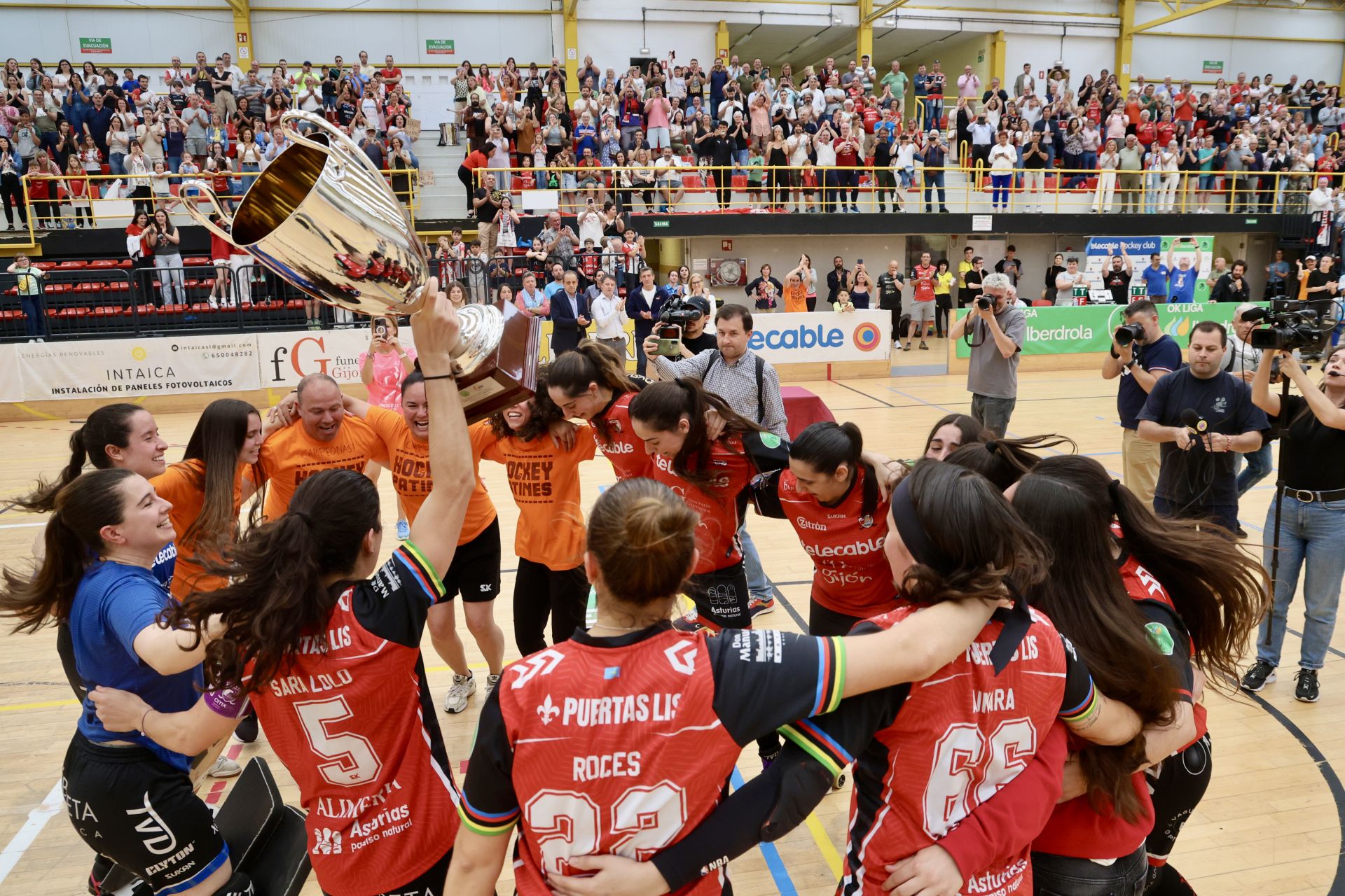 Las jugadoras del Telecable celebran el título de la OK Liga en Mata Jove.