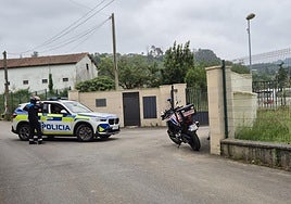 La Policía Local, en el lugar del accidente, en Cabueñes.