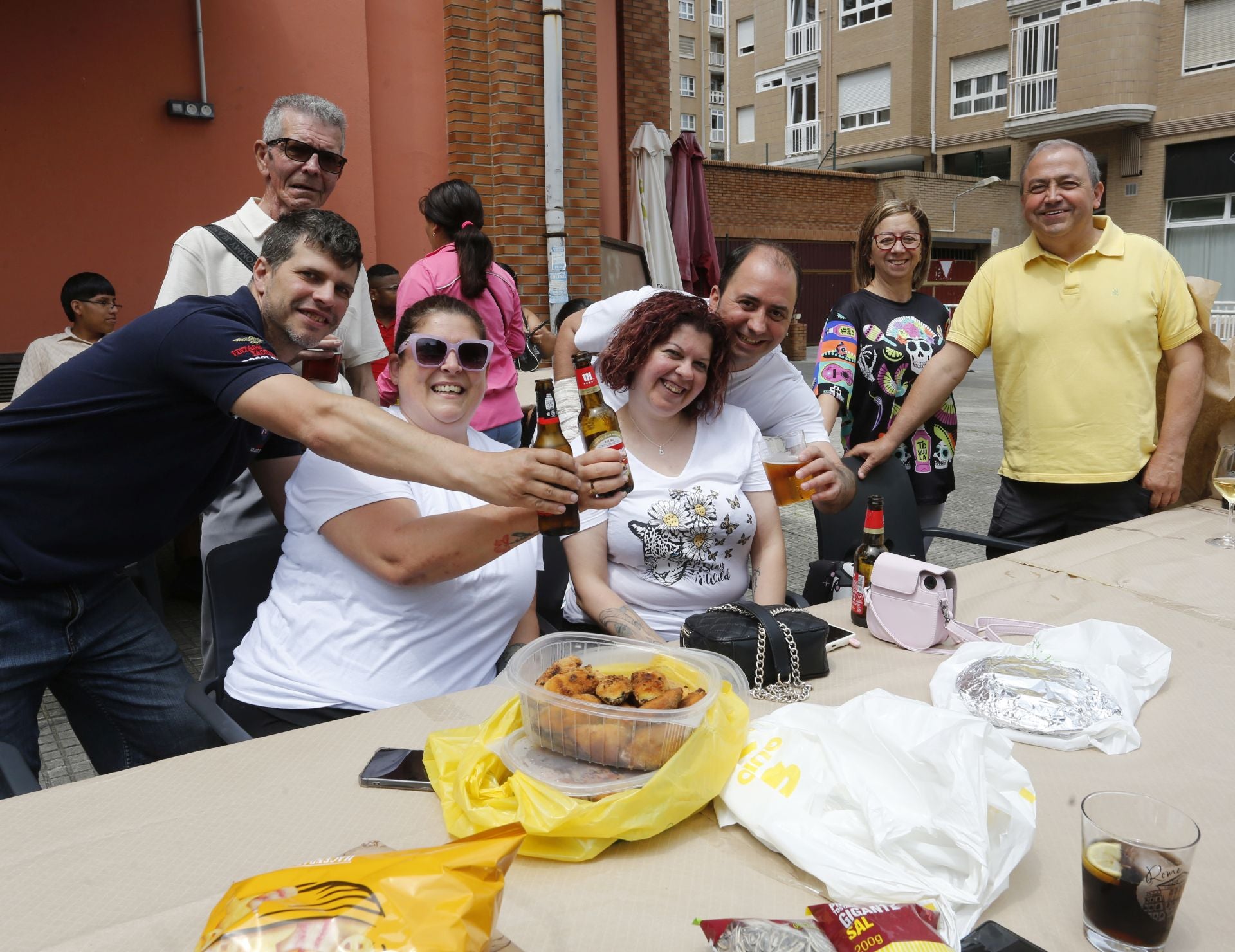 La fiesta anima la comida en Villalegre