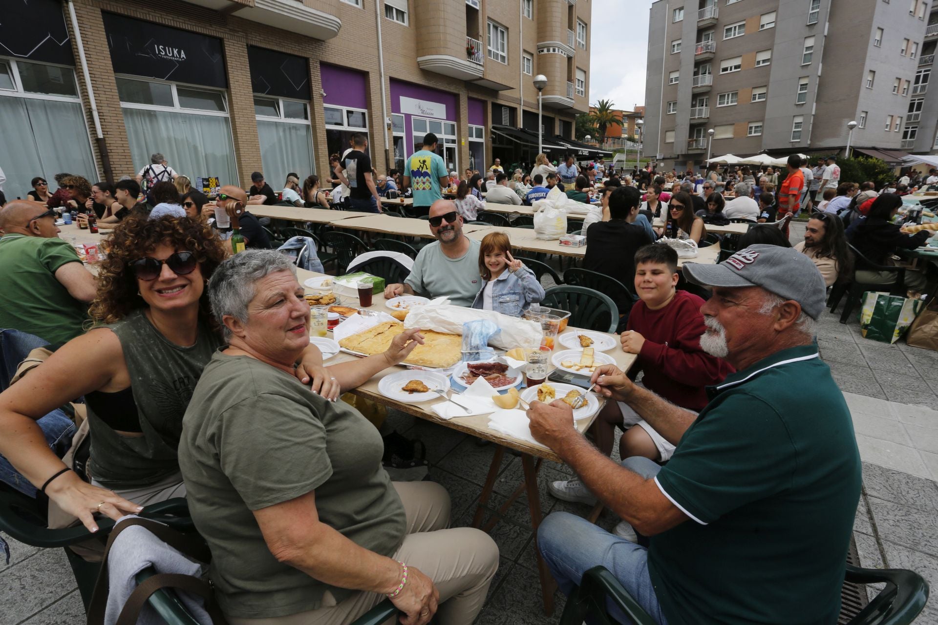 La fiesta anima la comida en Villalegre
