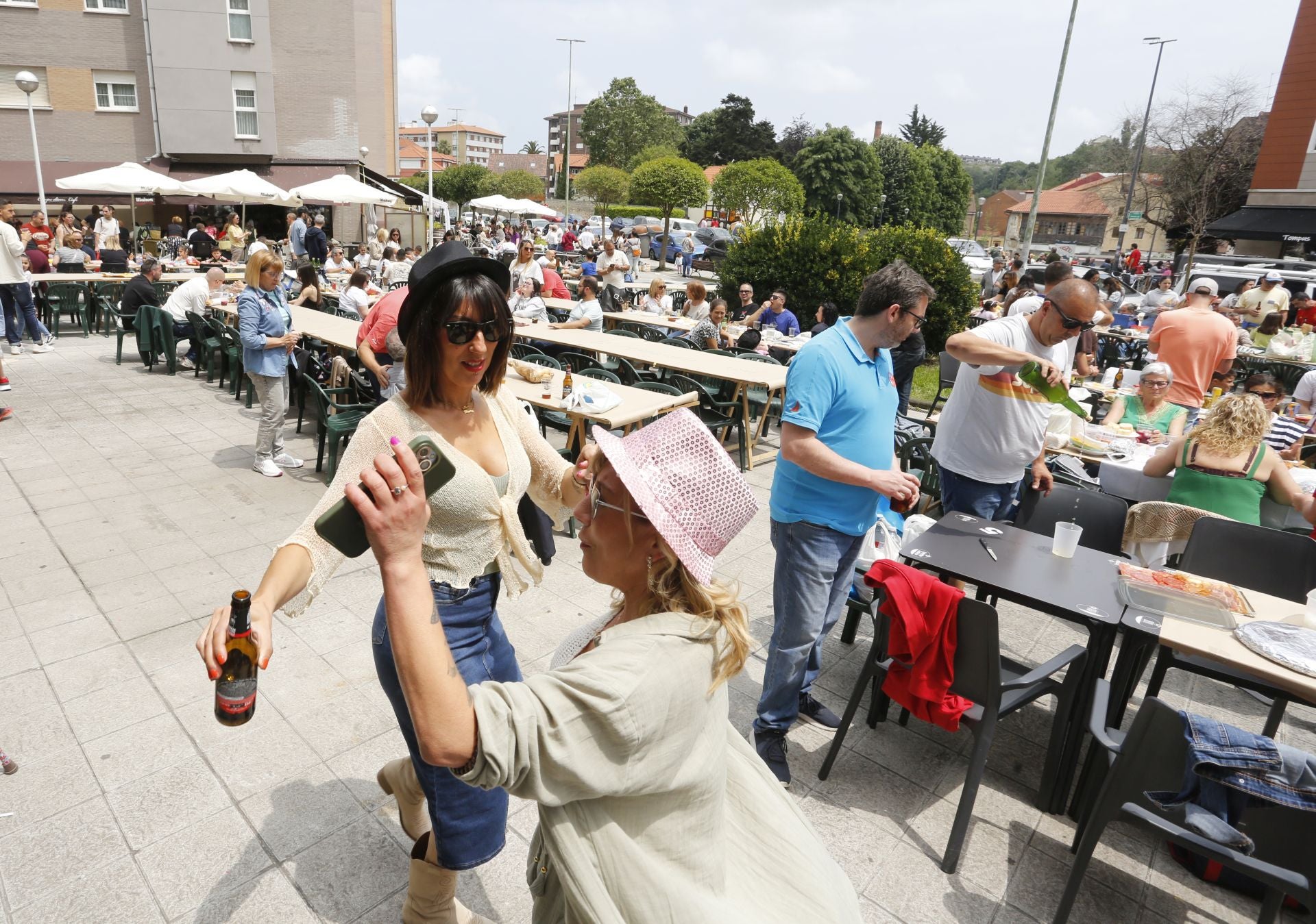 La fiesta anima la comida en Villalegre