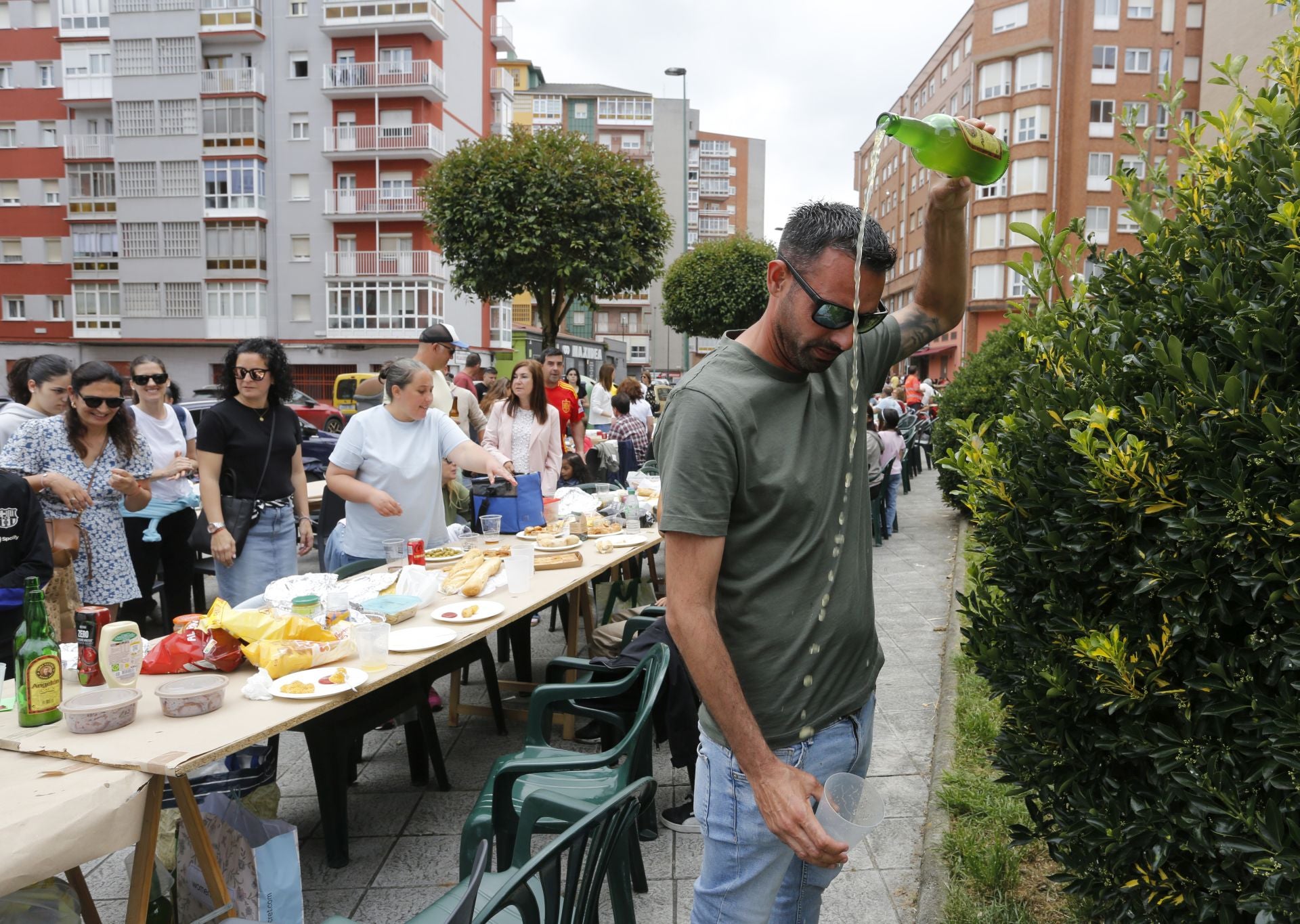 La fiesta anima la comida en Villalegre
