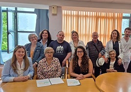 De izquierda a derecha, en primera fila Mayca G. Collado, Lucía Fernández, Verónica Pérez y Marcelina Fernández. Tras ellos María Bravo, Mari Carmen Martínez, Antonio García, Visi López, Valentín Cano, Alba Cueto y Luis Guiu.