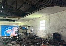 Interior de la nave ubicada en el porreo de El Salín, con un camión en su interior.