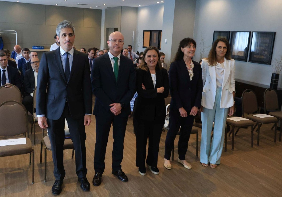 Julián Conthe, director general de Política Comercial del Ministerio de Economía; José Marcos Fernández, director territorial de Empresas Norte de Unicaja; María Calvo, presidenta de Fade; Nieves Díaz, directora territorial de Comercio e Icex Asturias; y Marta Blanco, presidenta de la Comisión de Relaciones Internacionales de CEOE.