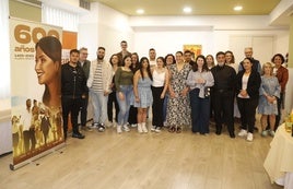 Foto de familia de los jóvenes que han completado el curso con personal de Secretariado Gitano y del área de Empleo del Ayuntamiento, con su concejal al frente.