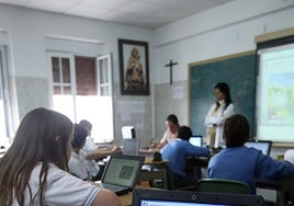 Un grupo de alumnos utilizan sus portátiles durante una clase.