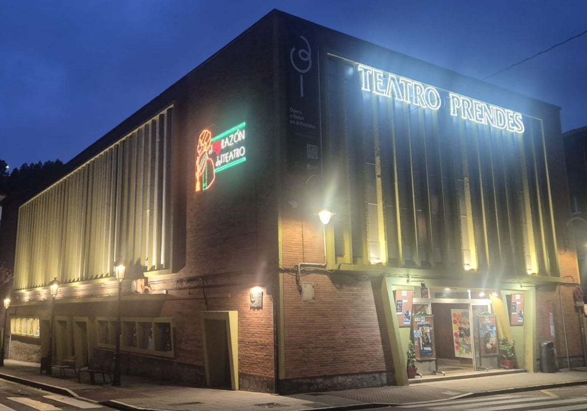Puesta a punto del Teatro Prendes, en Candás