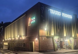 Iluminación del edificio del Teatro Prendes.