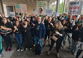 Protesta del profesorado esta mañana a las puertas del Easmu, en Oviedo, donde mantienen la reunión los sindicatos educativos y el Gobierno asturiano.