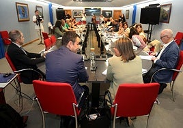 Un momento de la reunión celebrada este lunes entre el Principado y los sindicatos educativos en la que se ha llegado a un preacuerdo.