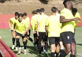 El centrocampista del Sporting de Gijón Nacho Méndez, a la izquierda, durante un ejercicio sobre el césped de Mareo.