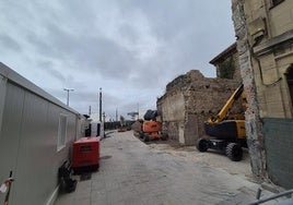 El edificio del número 40 de la calle La Muralla ya ha desaparecido y se vislumbra la capilla de Las Alas.