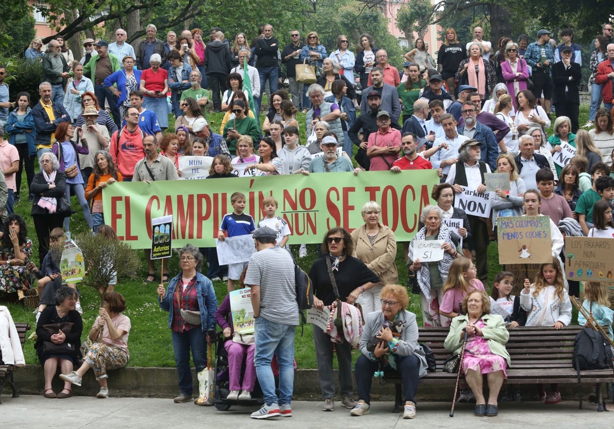 Los vecinos congregados en torno a una gran pancarta que reza 'El Campillín no se toca'.