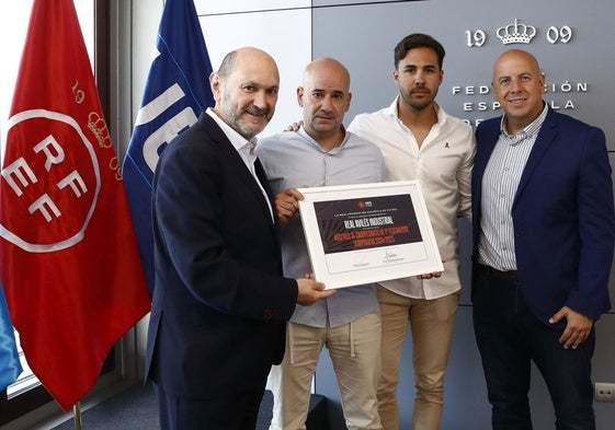 Pedro Arboleya y Miguel Linares reciben de Rafael Louzán el diploma por el ascenso del Real Avilés.