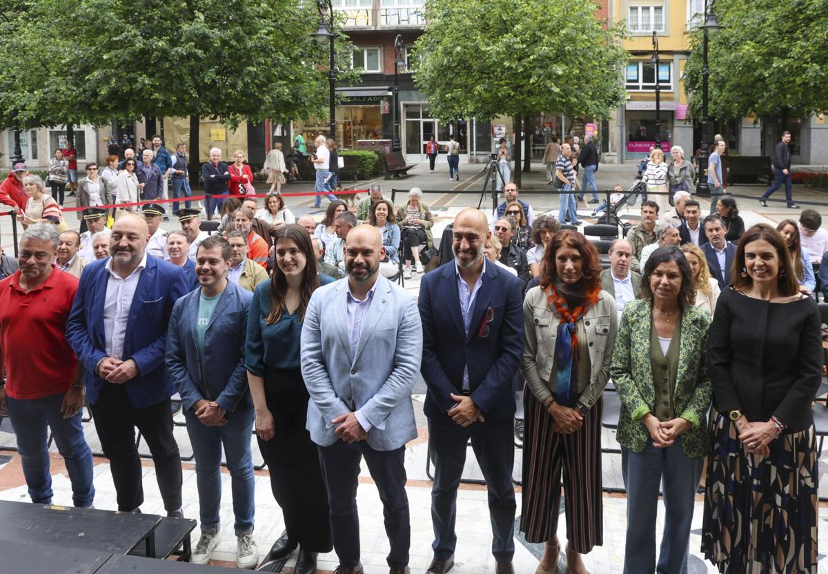 Presentación de la programación del verano gijonés en el paseo de Begoña, delante del Teatro Jovellanos.