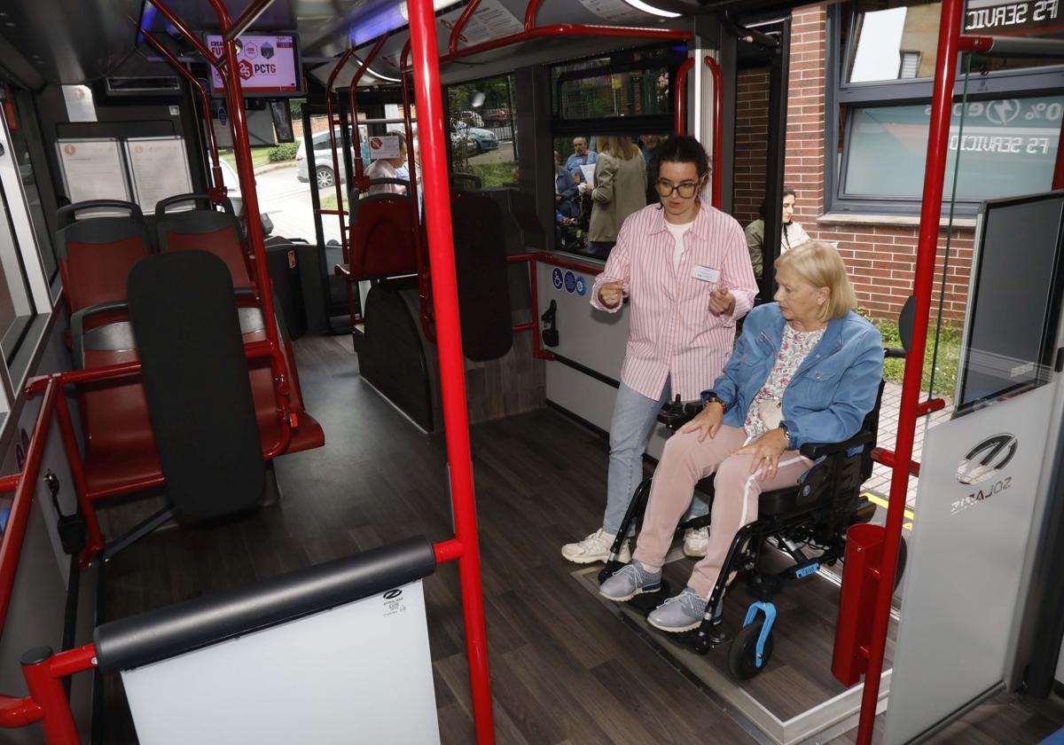 Los autobuses de Gijón, a prueba en accesibilidad: «La rampa del eléctrico es más corta y a veces queda muy inclinada»