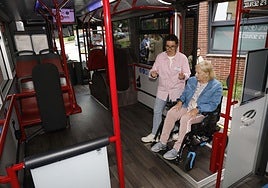 Una persona en silla de ruedas practica el acceso a un autobús de EMTUSA.