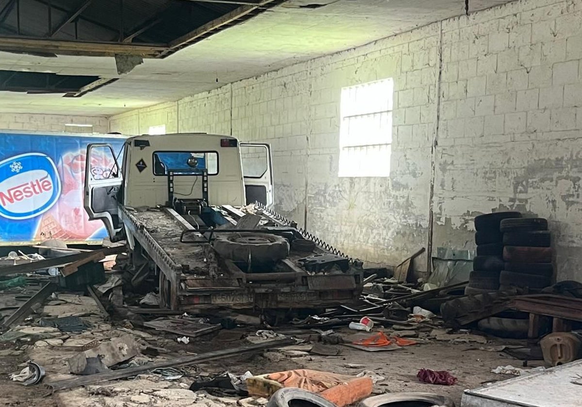 Interior de la nave abandonada en El Salín, en la ría de Villaviciosa.