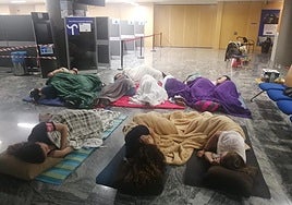 Parte de los representantes sindicales de los comités del ERA y de la Consejería de Derechos Sociales y Bienestar, durmiendo en el suelo de la Consejería de Hacienda