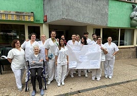 Imagen de una de las concentraciones de protesta del personal del ERA, esta en la residencia pública de Grado.