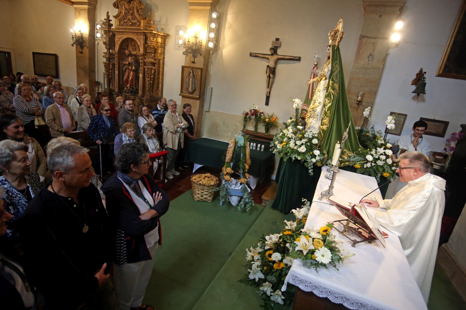Oviedo cumple con la tradición y toma el centro en el Martes de Campo