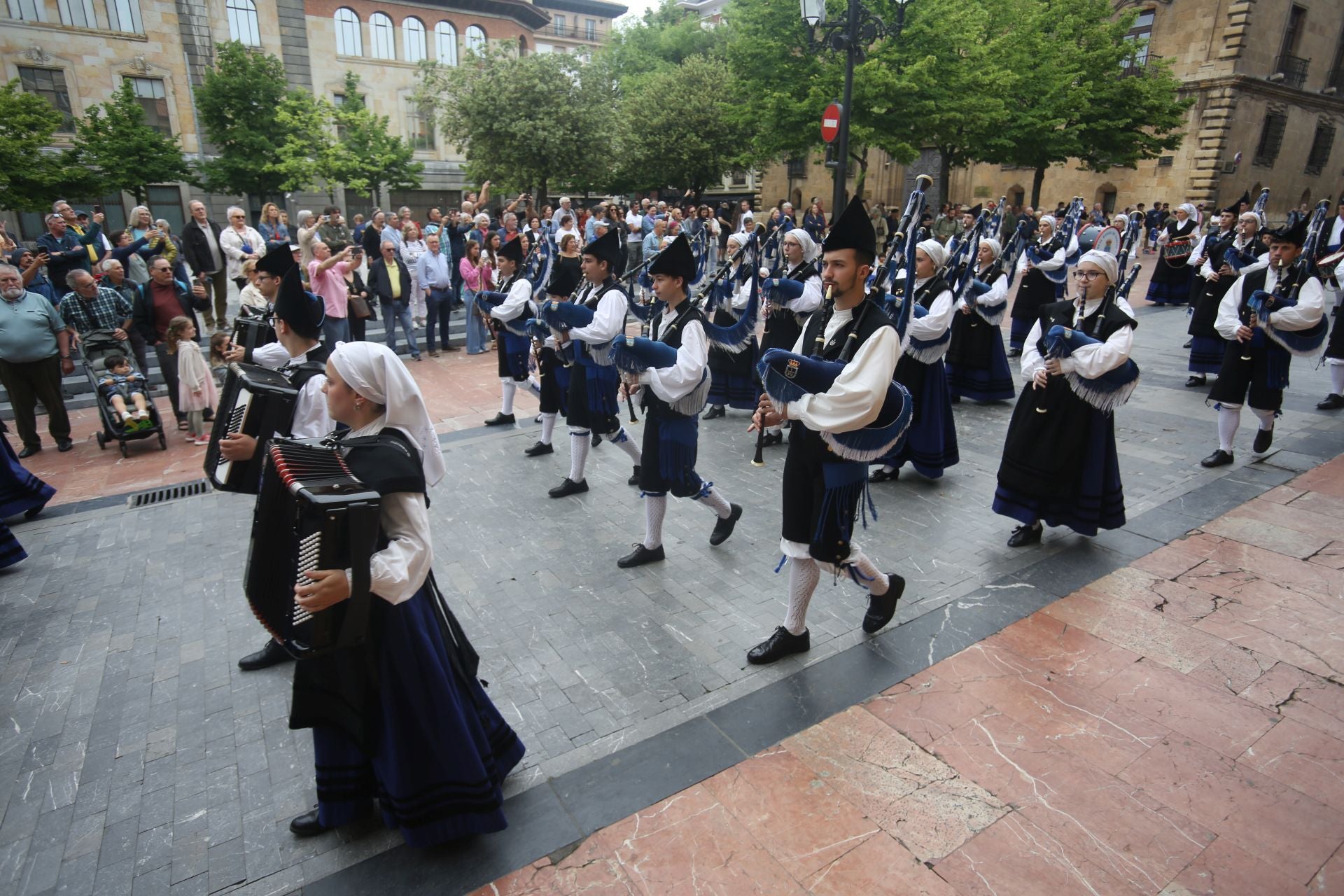Oviedo cumple con la tradición y toma el centro en el Martes de Campo