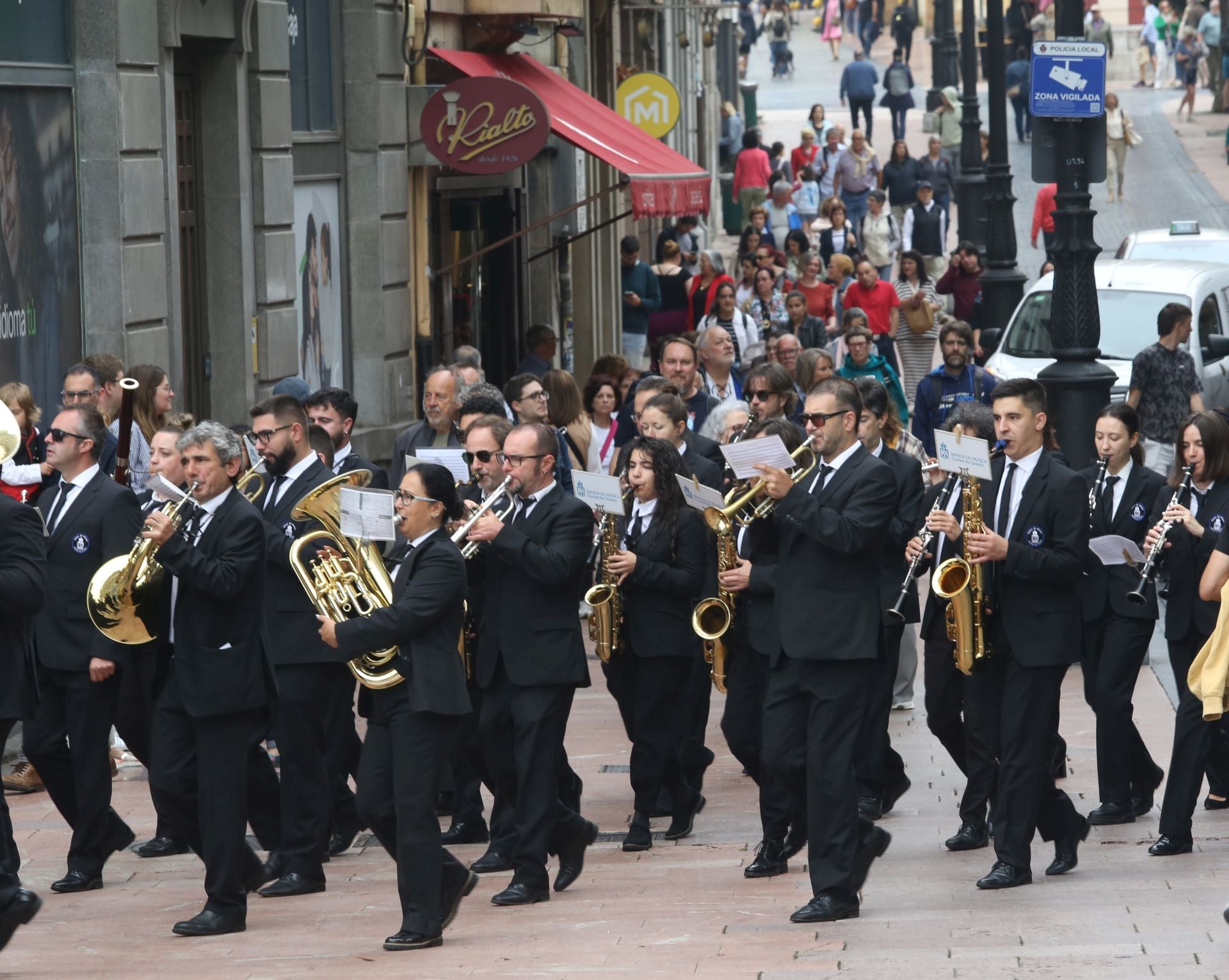 Oviedo cumple con la tradición y toma el centro en el Martes de Campo