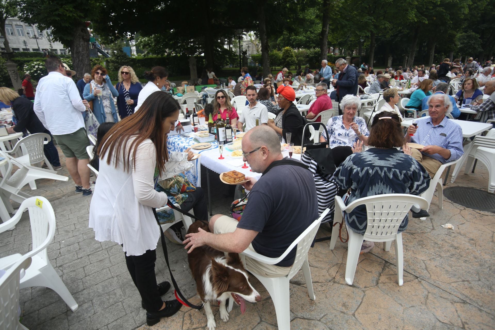 Oviedo cumple con la tradición y toma el centro en el Martes de Campo