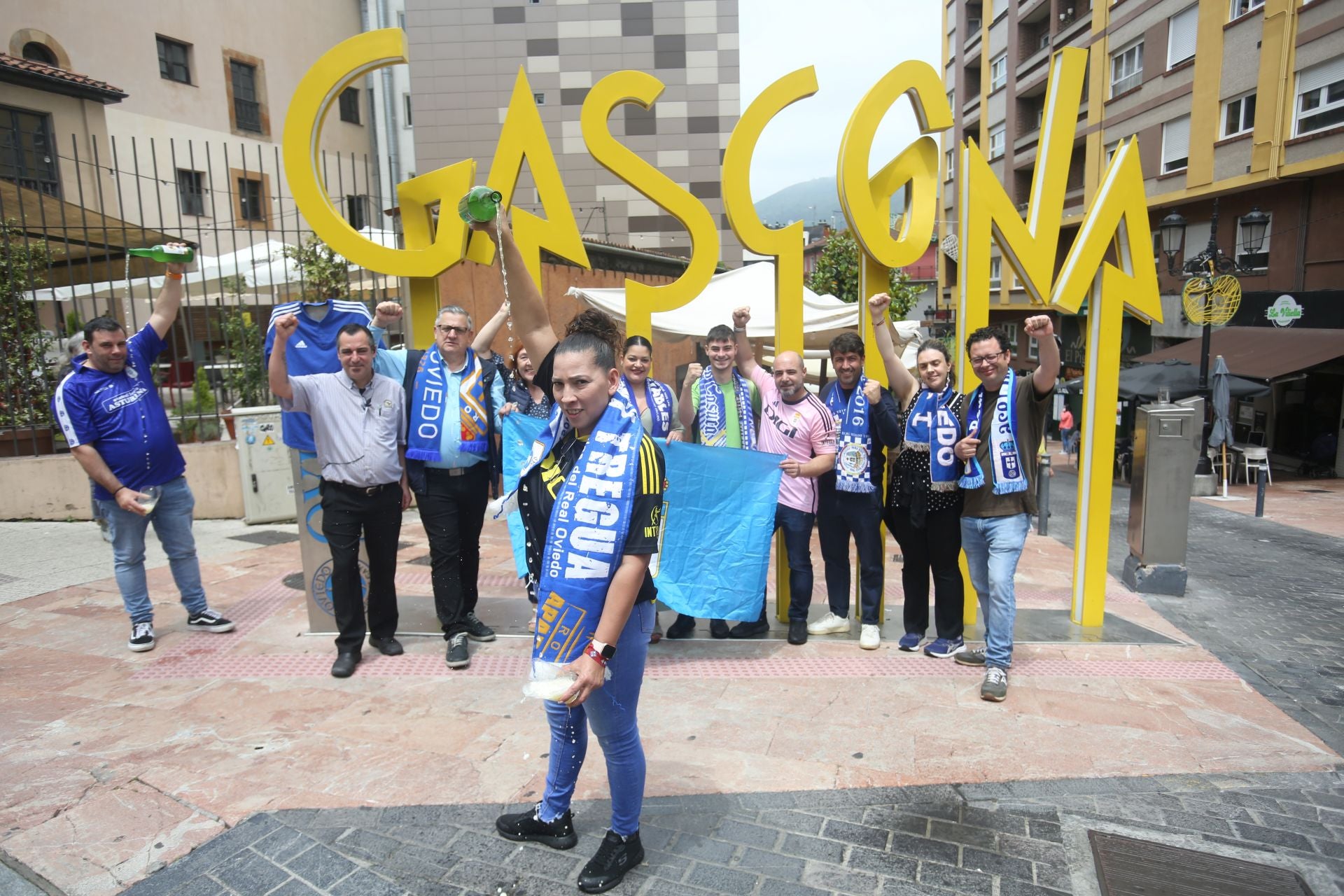 Oviedo cumple con la tradición y toma el centro en el Martes de Campo