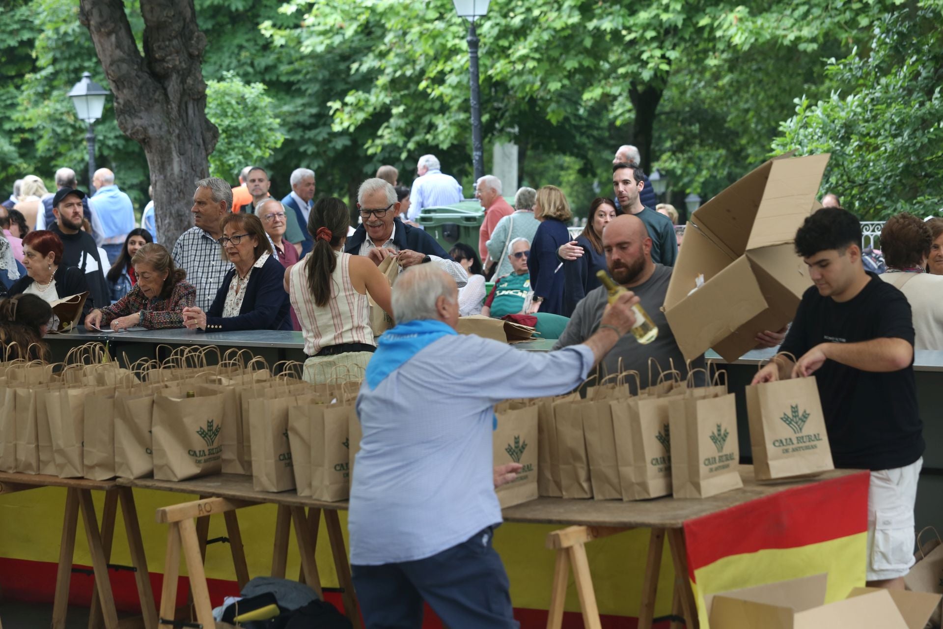 Oviedo cumple con la tradición y toma el centro en el Martes de Campo