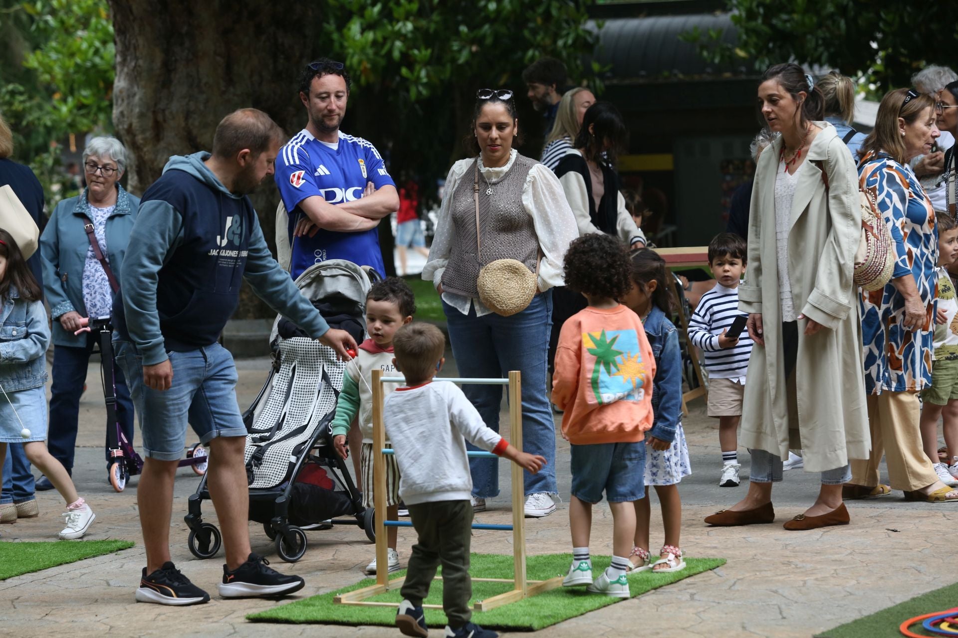 Oviedo cumple con la tradición y toma el centro en el Martes de Campo