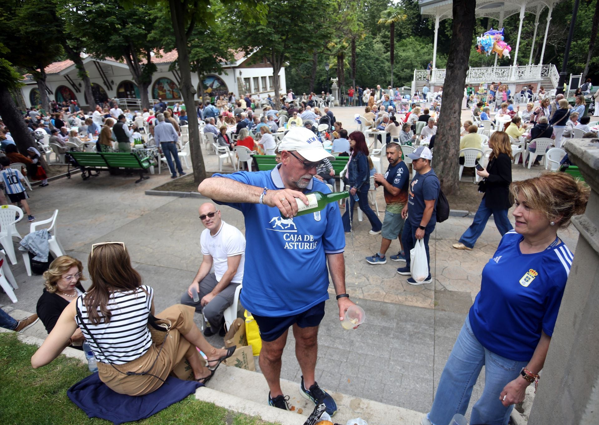Oviedo cumple con la tradición y toma el centro en el Martes de Campo