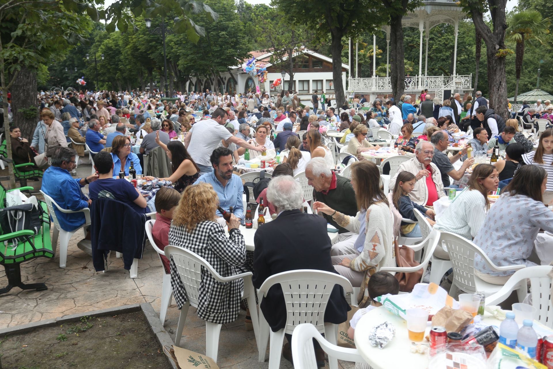 Oviedo cumple con la tradición y toma el centro en el Martes de Campo