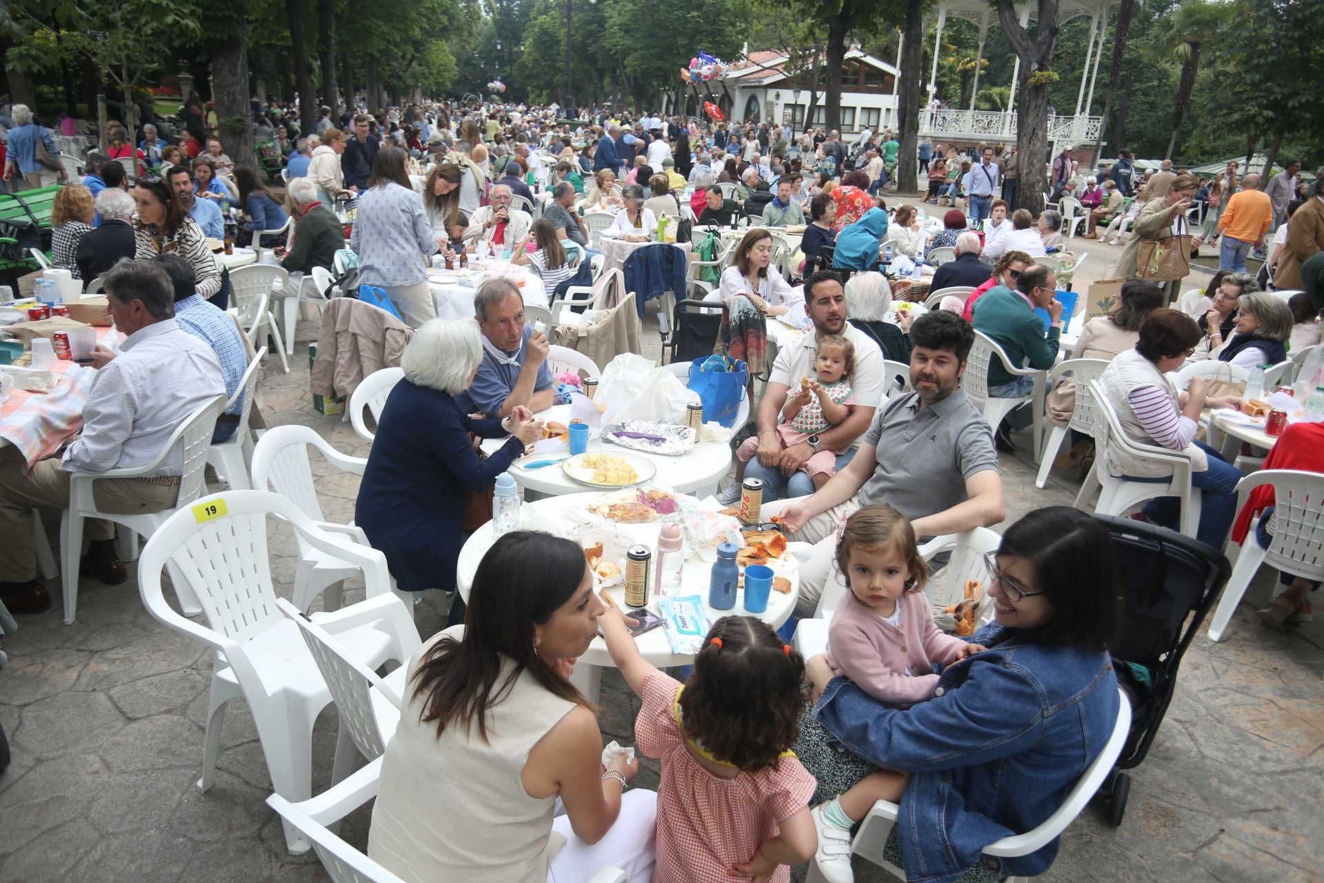 Oviedo cumple con la tradición y toma el centro en el Martes de Campo