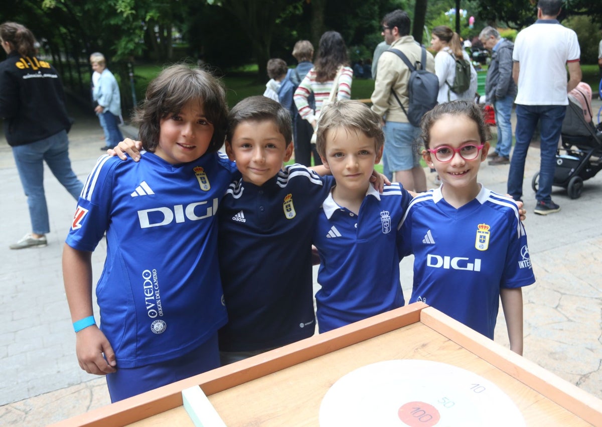 Imagen secundaria 1 - Son muchos los oviedistas que lucen la camiseta del Real Oviedo.
