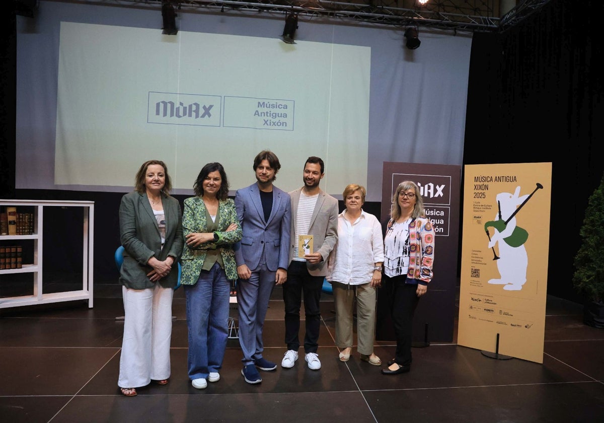 La jefa del departamento de Innovación Cultural, la concejala de Cultura, el director de la Fundación Municipal de Cultura y colaboradoras del festival.