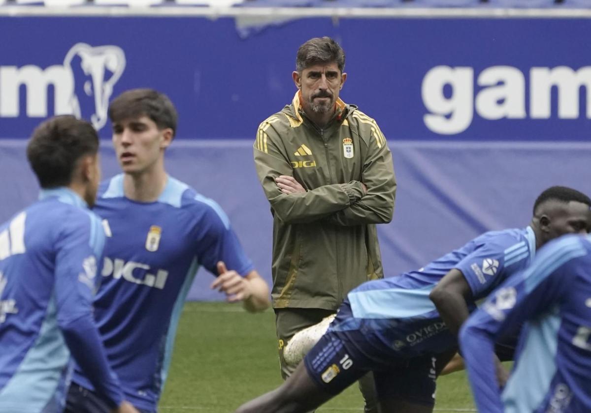 El entrenador del Real Oviedo, Veljko Paunovic, en el último entrenamiento antes del partido contra el Almería.