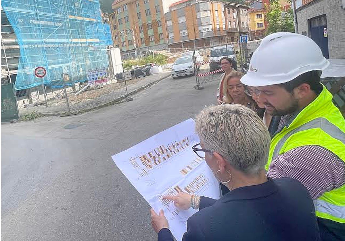 Concepción Saavedra repasa con el jefe de obra la parte en la que se integró la fachada del Teatro Virginia