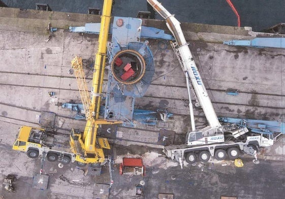 Estado en el que quedaron las dos grúas del puerto de Gijón que debían de haber sujetado el casetón de la estrutura que se estaba desmontando y que se precipitó al fondo del mar.