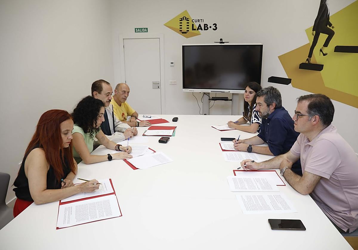 La reunión, ayer en La Curtidora, de la dirección de Izquierda Unida (izquierda) y del PSOE (derecha).
