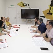 La reunión, ayer en La Curtidora, de la dirección de Izquierda Unida (izquierda) y del PSOE (derecha).