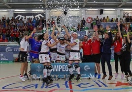 Sara Lolo y Natasha Lee levantan el trofeo de la Copa de la Reina conquistado en la edición de 2023.