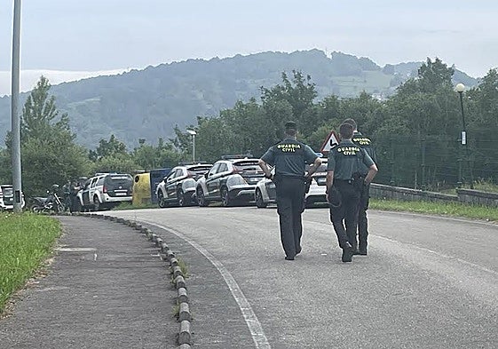 Varios coches de la Guardia Civil, a la entrada de la residencia de donde desapareció el hombre.