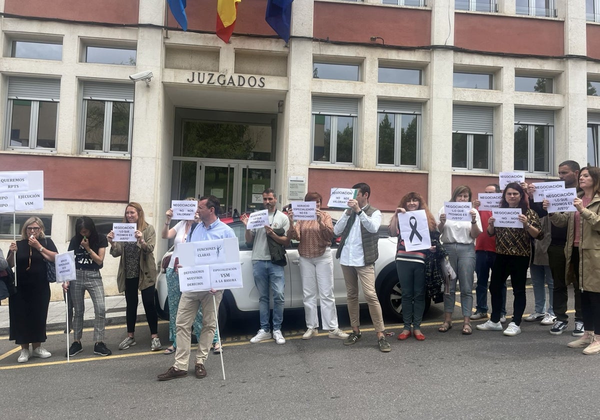 Protesta de los funcionaros contra la supresión de la unidad de violencia de género en el juzgado de Pola de Siero.
