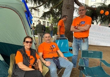 De encadenarse en la Junta a acampar en el centro de Oviedo: la protesta de la escuela concertada
