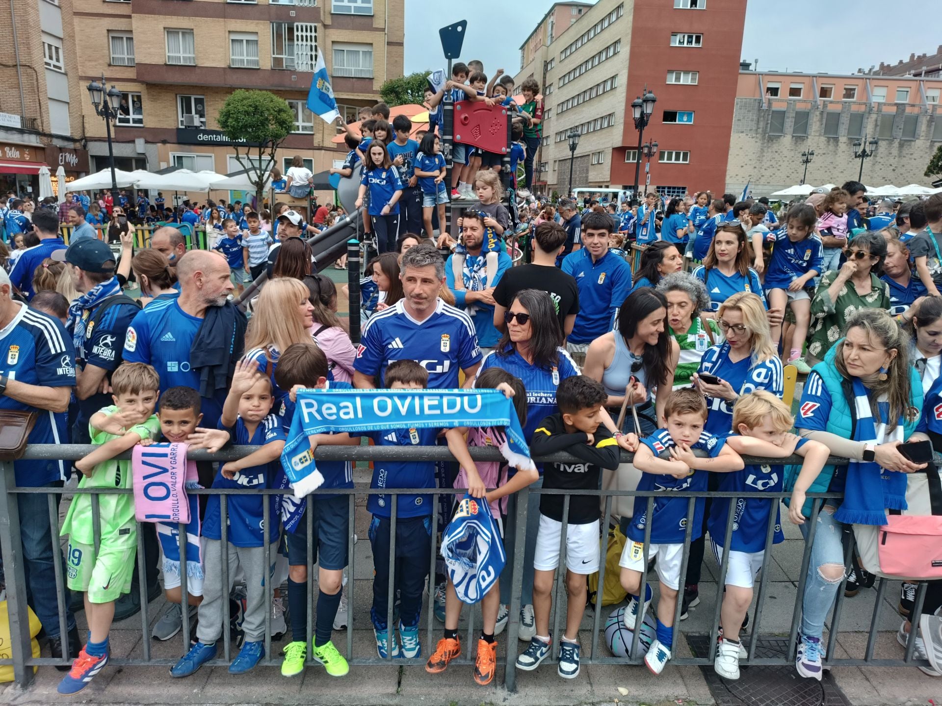 Ambientazo previo para el Real Oviedo - Almería