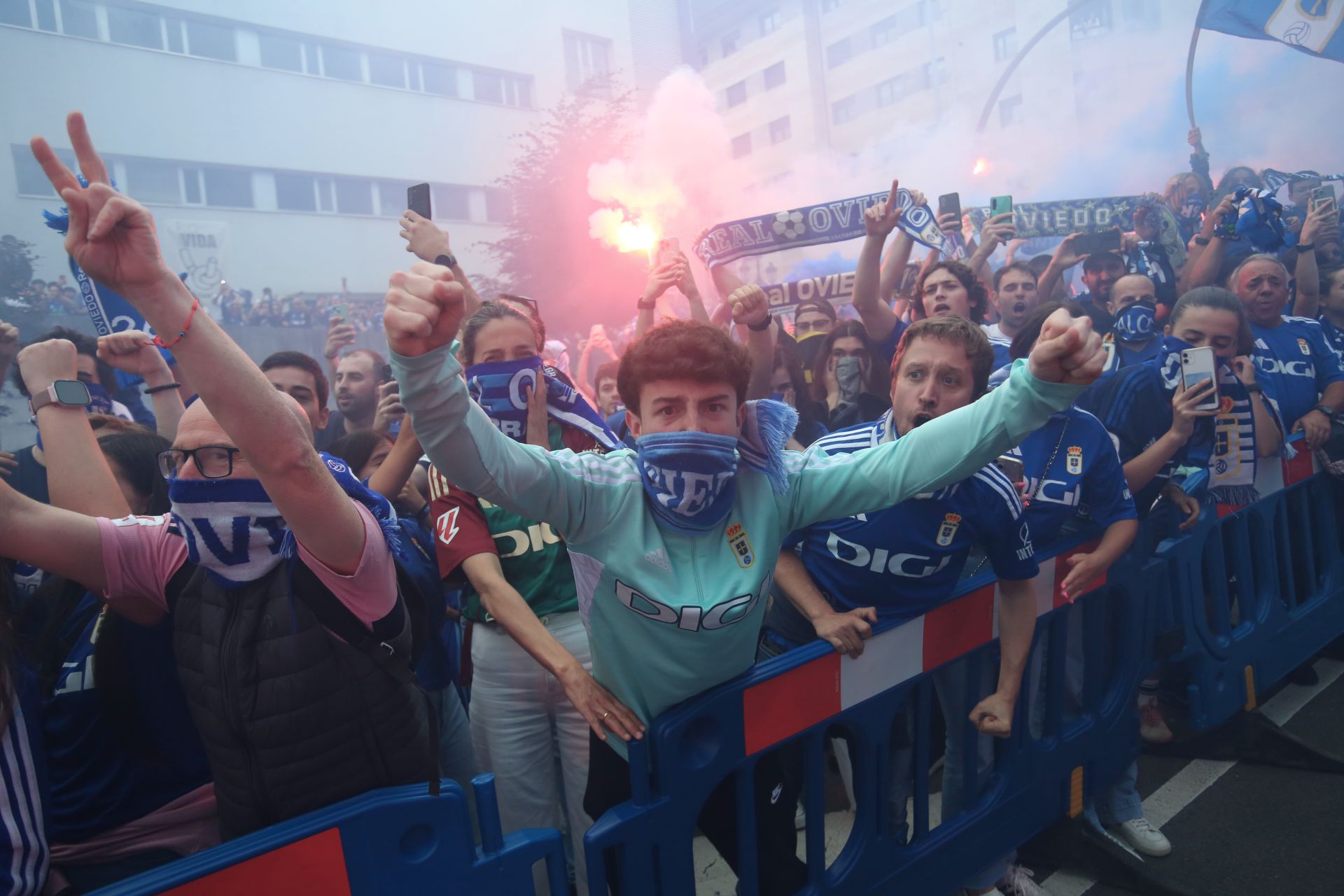 Ambientazo previo para el Real Oviedo - Almería