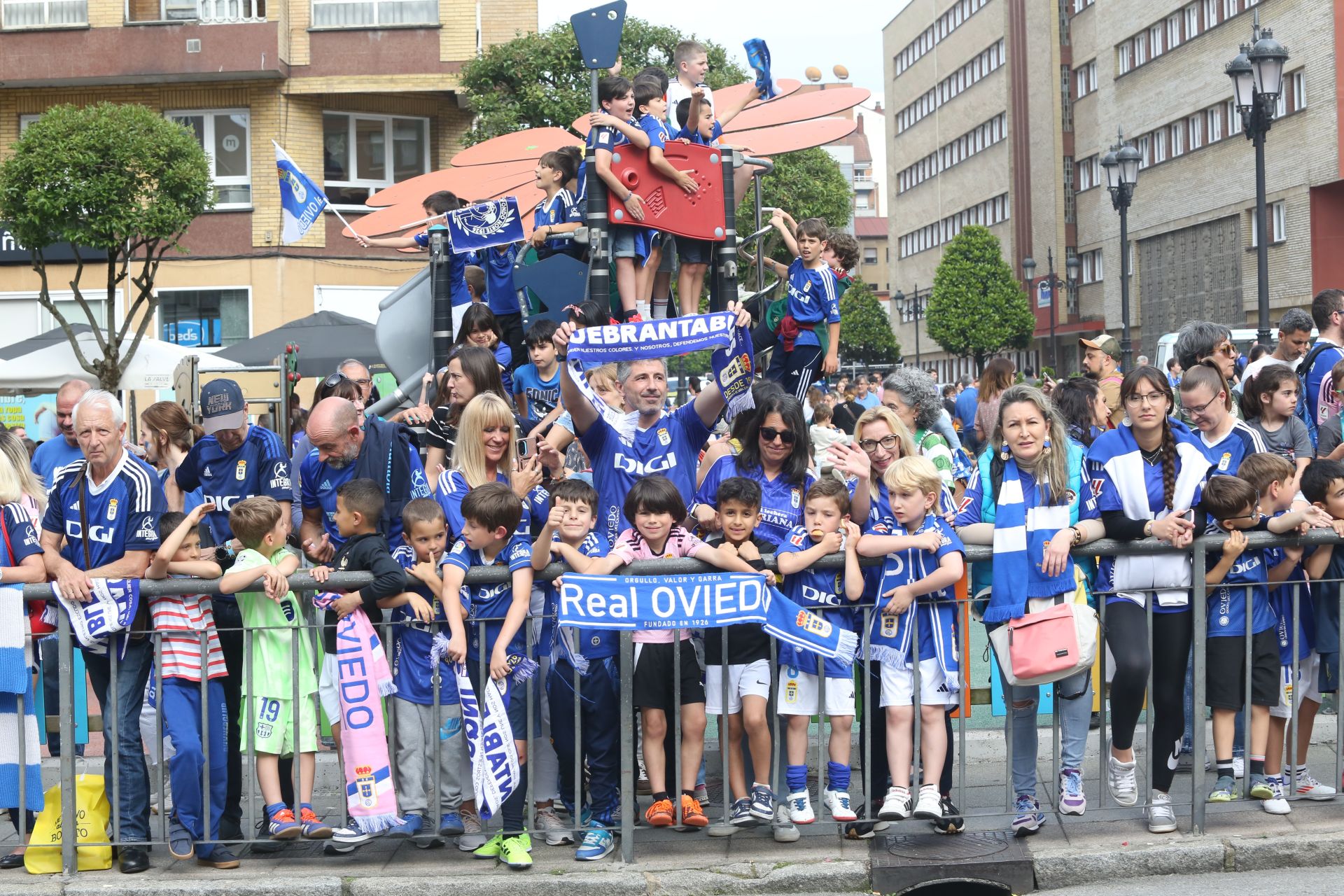 Ambientazo previo para el Real Oviedo - Almería