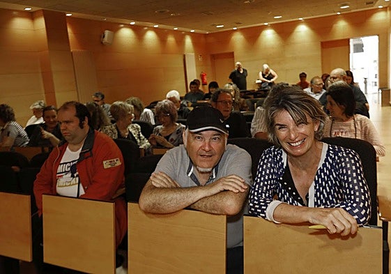 Dolfo Camilo y Mercedes de Soignie, coordinadora del Aula de Cultura, antes de la presentación.